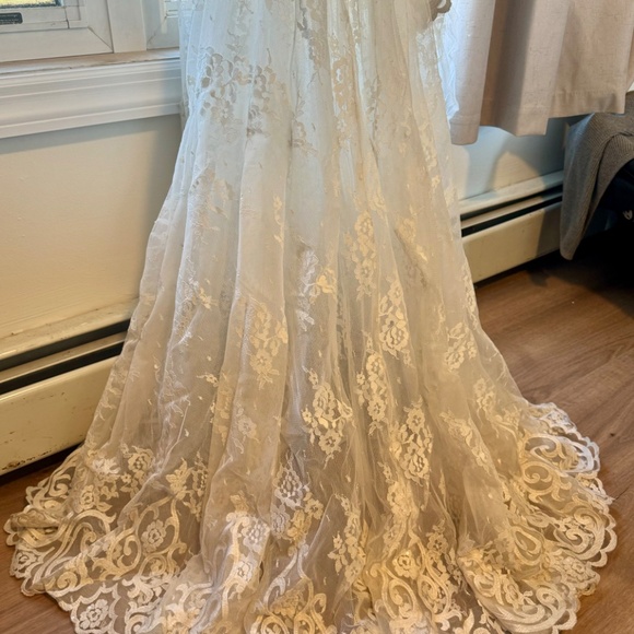 Wedding gown - Picture 5 of 11